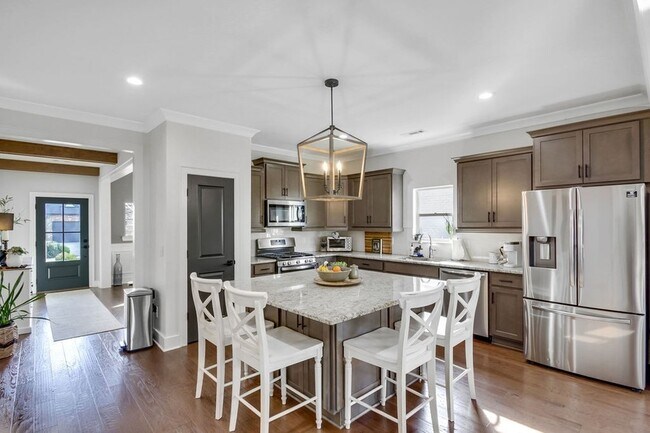 Building Photo - 647 Sire Ave