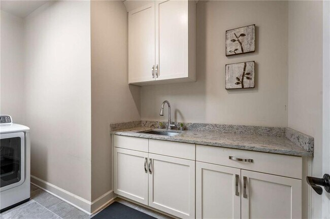 Building Photo - 6552 Long Acres Dr