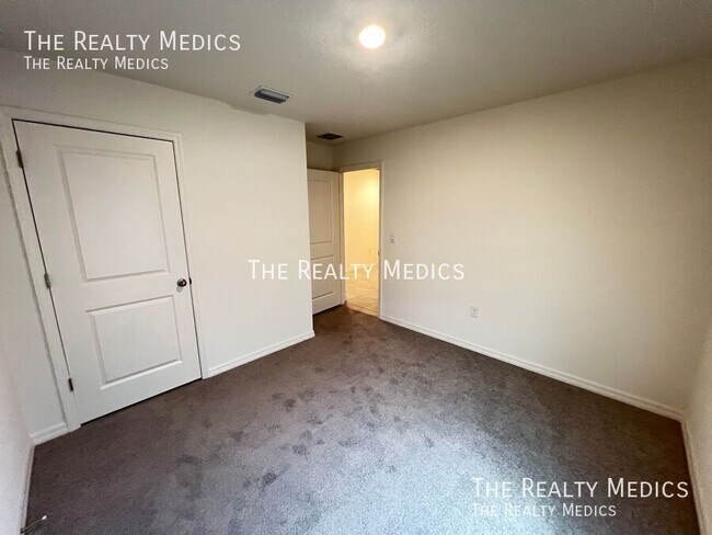 Building Photo - 4801 N Forest Ridge Blvd