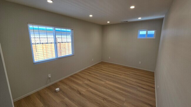 BR 4 - 740 Locust St