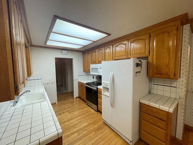 Building Photo - $3195 / 3 BR 2 BTH- Best deal for a 3-bedr...