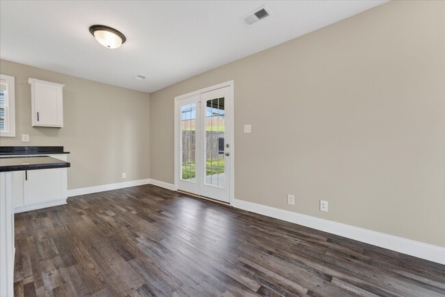 Building Photo - Pet Friendly Three Bedroom!