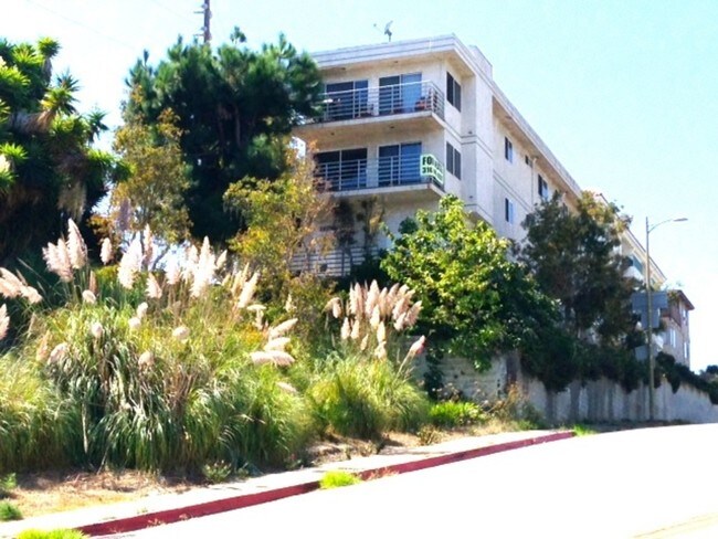 Building Photo - 750 W Hamilton Ave