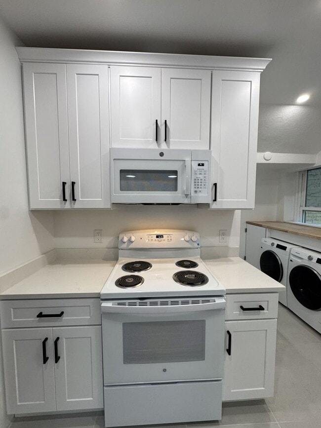 Building Photo - Centrally Located Renovated Large 1BR/1BA in Historic Dupont Circle Row House