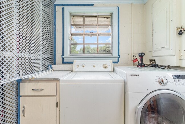 Building Photo - Coming Soon | $2,000/mo | Spacious Split-L...