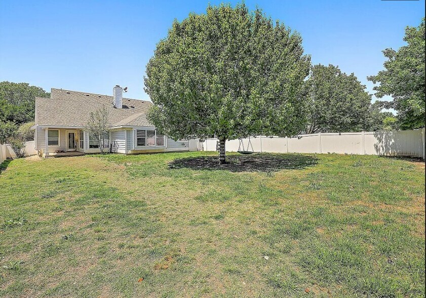 Building Photo - 509 Creekside Dr