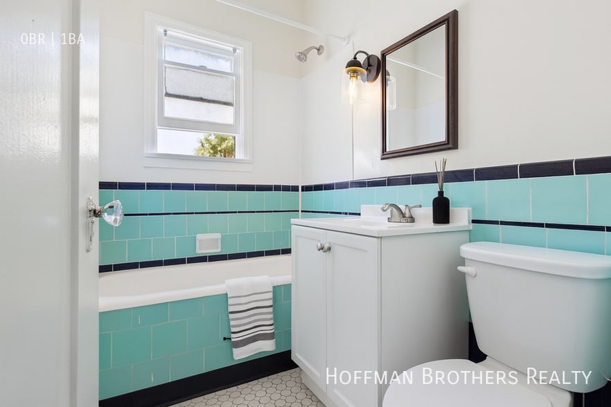 Building Photo - 607 S Dunsmuir Ave