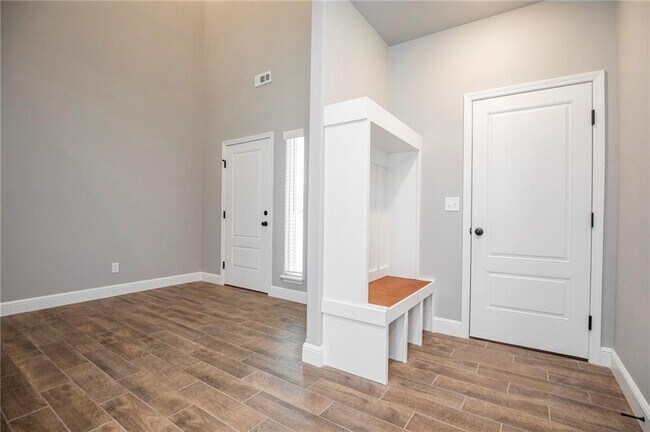 Building Photo - 2010 Periwinkle Pl