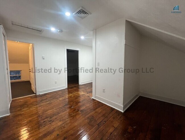 Building Photo - 42 Kilburn St