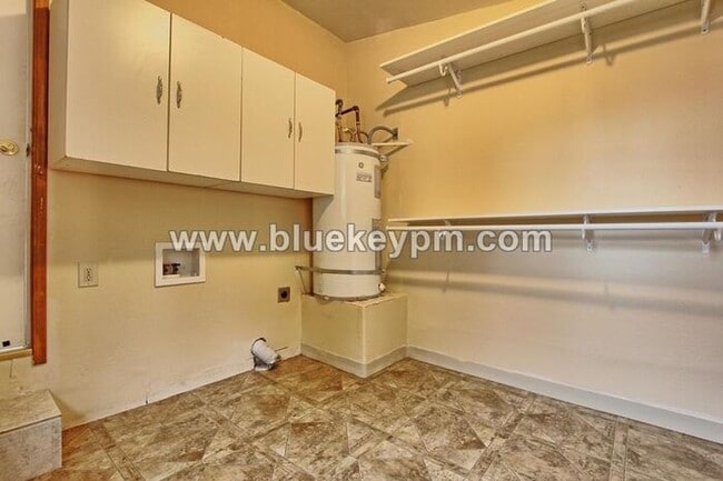 Building Photo - 2 Bed, 2 Bath Home with a Large Yard Near Glenfair Park