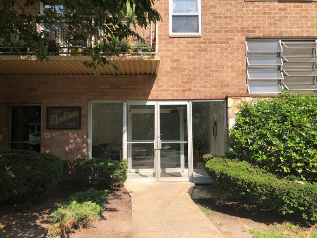 Building Photo - 147 Main St