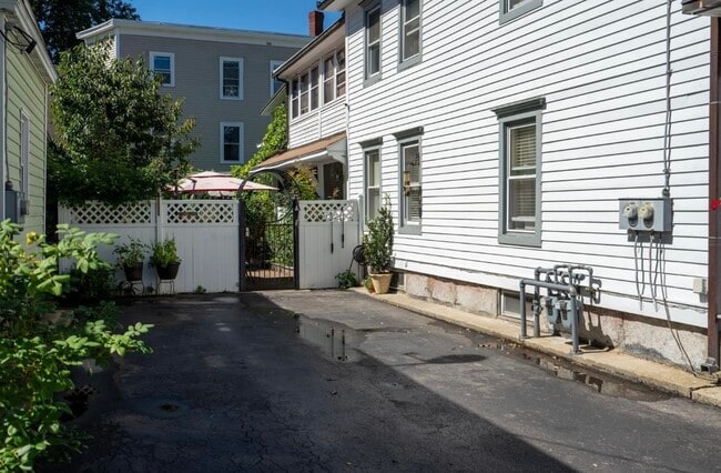 Building Photo - 24 Jane St