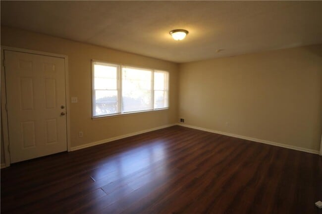 Building Photo - 3661 Pinehill Cir