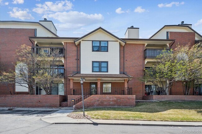 Building Photo - Spacious 2BD, 2BA Condo with Bonus Flex Room