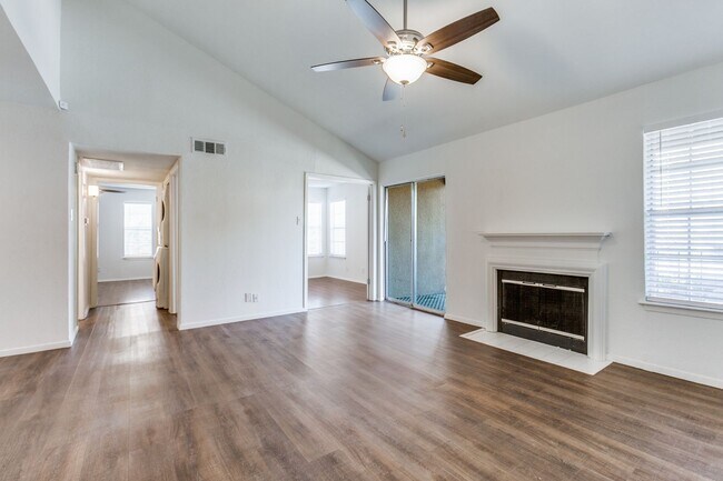 Building Photo - Lock and go GATED COMMUNITY near the night life in Addison. 2br/1ba Condo!