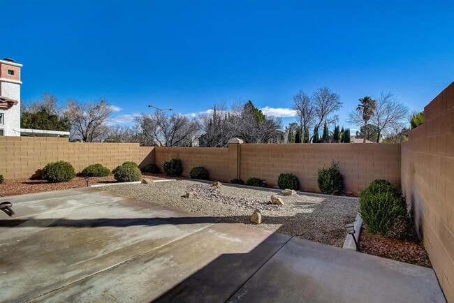 Building Photo - Beautiful 3 Bedroom, 2 Story Home in the Heart of Summerlin!