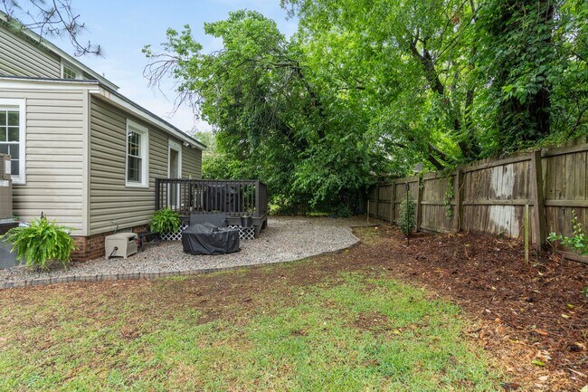 Building Photo - Updated Bungalow Close to Downtown