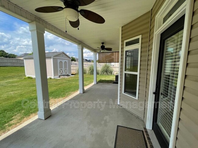 Building Photo - 514 W Holloway Dr