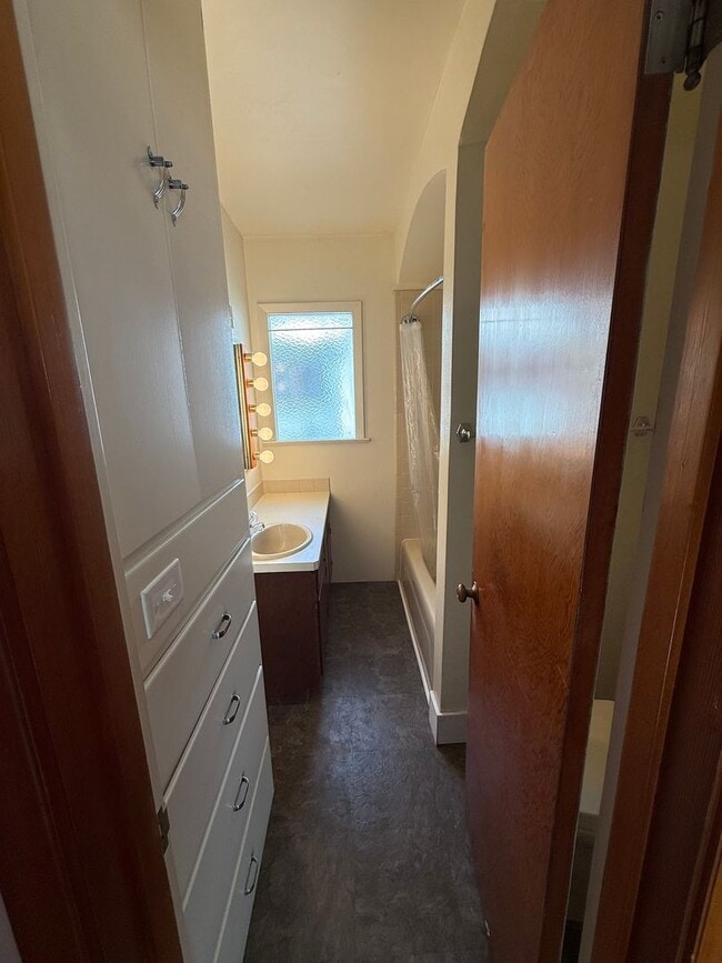 Building Photo - Three Bedroom, One and half bathroom, Attached Two Car Garage, Central Air!