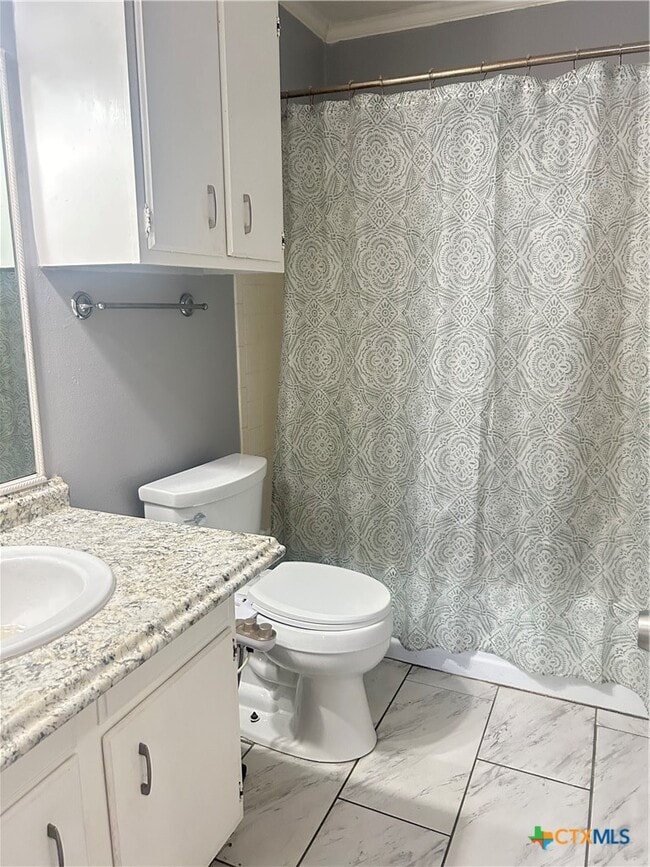 Building Photo - 1051 Country Club Dr