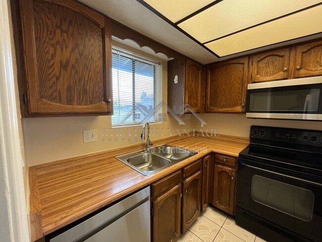 Building Photo - 405 E Bruce Ave