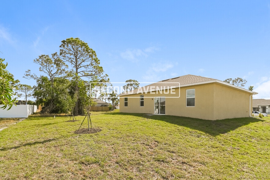 Building Photo - 1015 NE 34th St