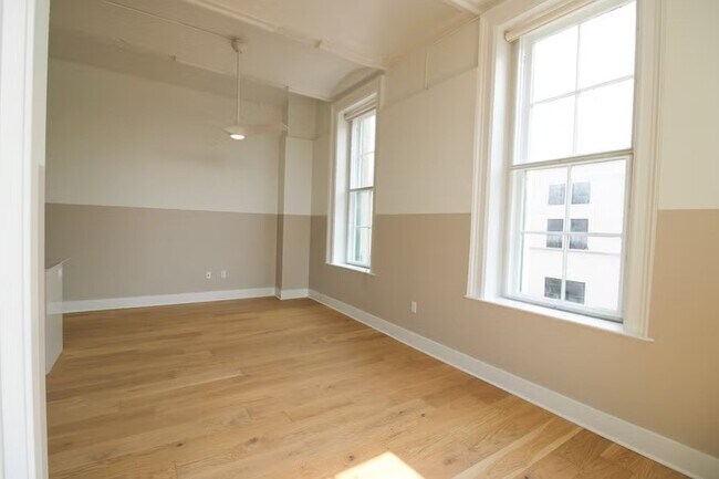 Building Photo - 30 W Broad St