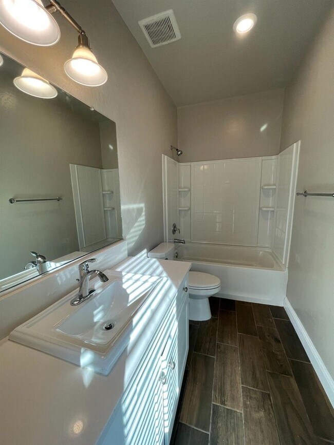 Building Photo - Modern Living Meets Clovis Charm!