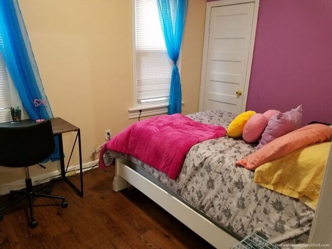 Building Photo - Spacious 3.5 BDR Apartment with Closed Front Balcony & Backyard Access!