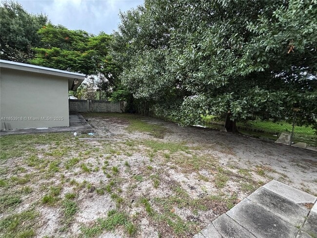 Building Photo - 560 SW 50th Terrace