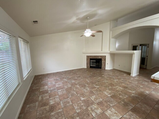 Building Photo - Coming soon, Beautiful Home located SE Visalia!