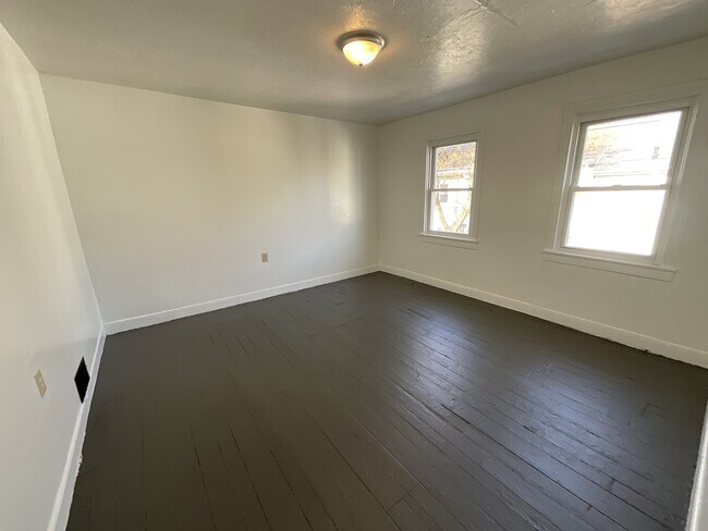 Building Photo - 246 Walnut St