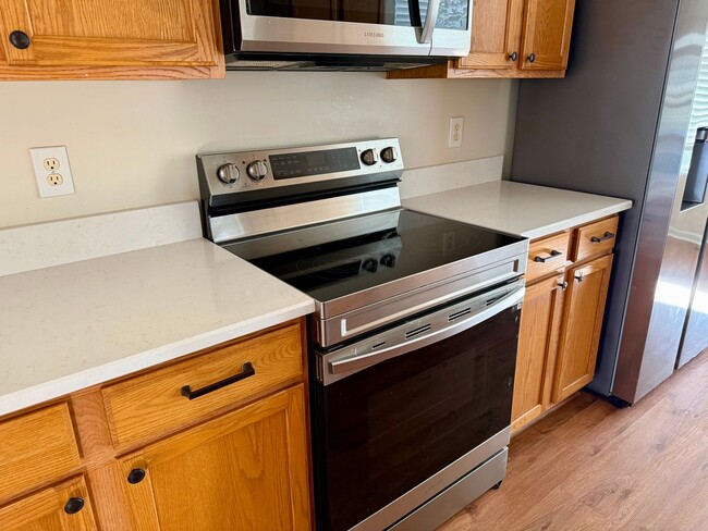 Building Photo - Beautiful 3BR 3BA Townhouse • Updated Kitchen • Deck • 2-Car Garage in Beavercreek