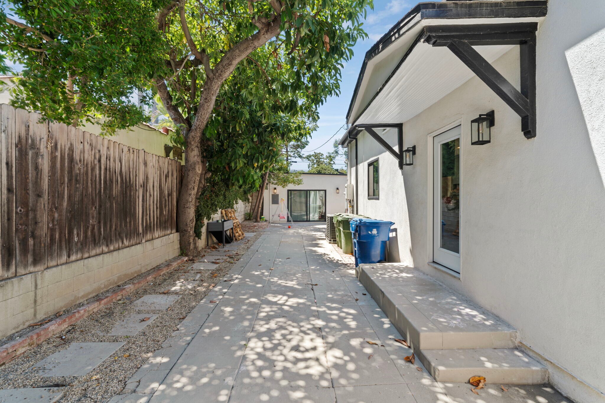 Building Photo - 11038 Blix St