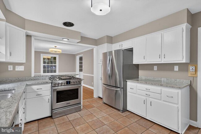 Building Photo - 7215 Rollingwood Dr
