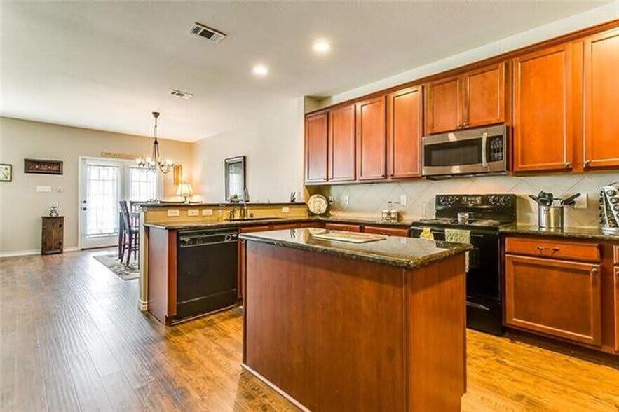 kitchen 3 - 9032 Yellow Cedar Trl