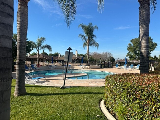 Building Photo - JUST LISTED! Single-Story Condo