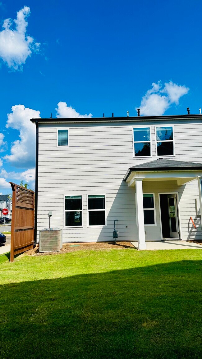 Building Photo - 690 Gabby Pt SW
