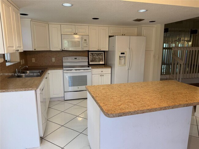 Building Photo - 4725 SW 62nd Ave