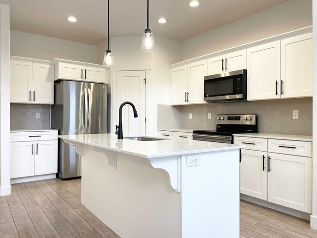 Building Photo - Gorgeous Townhome at Mountain Ridge!