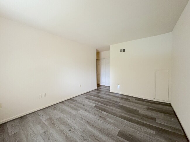 Building Photo - Charming Townhome in Prime Annandale Location