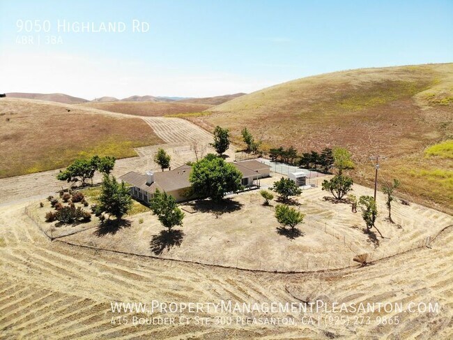 Building Photo - Unique 4 Bed / 3 Bath 3,484 Sq Ft Home off...