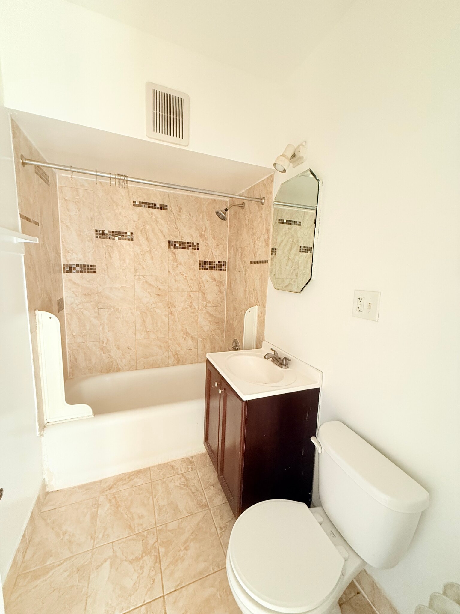 Building Photo - 4455 W Dickens Ave