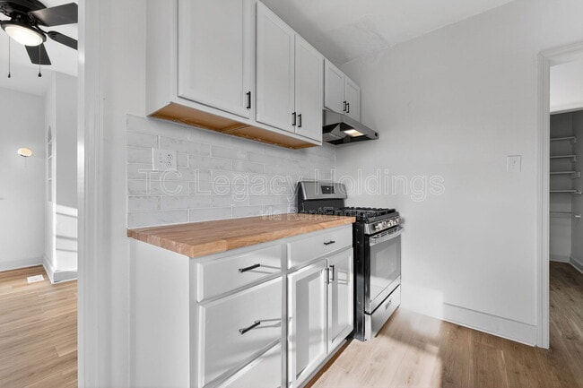 Building Photo - 604 1/2 Hart Street