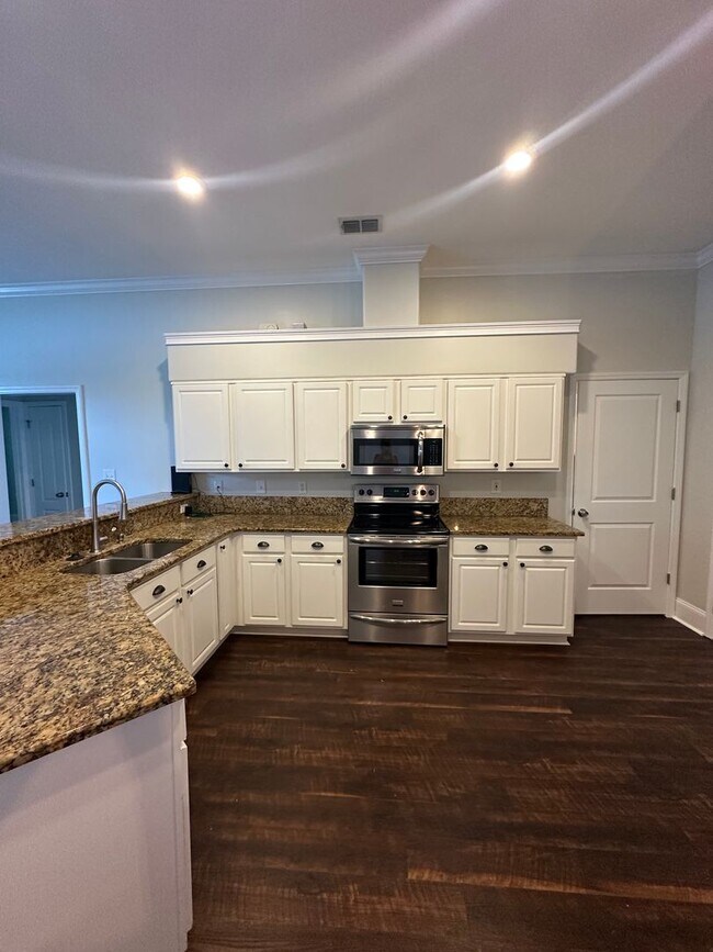 Building Photo - Gorgeous 3 Bedroom 2 Bath home in Piney Z ...