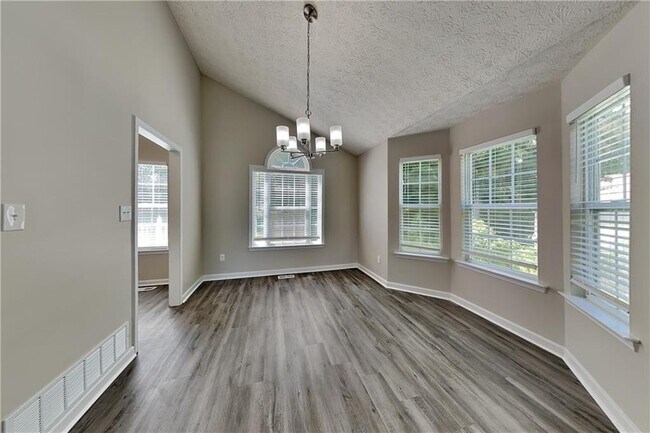 Building Photo - 565 Pine Valley Dr