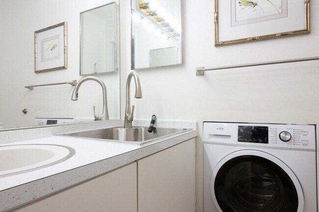 Building Photo - Large Renovated Condo near EMU