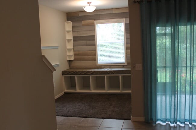 Building Photo - 10537 Lake Montauk Dr