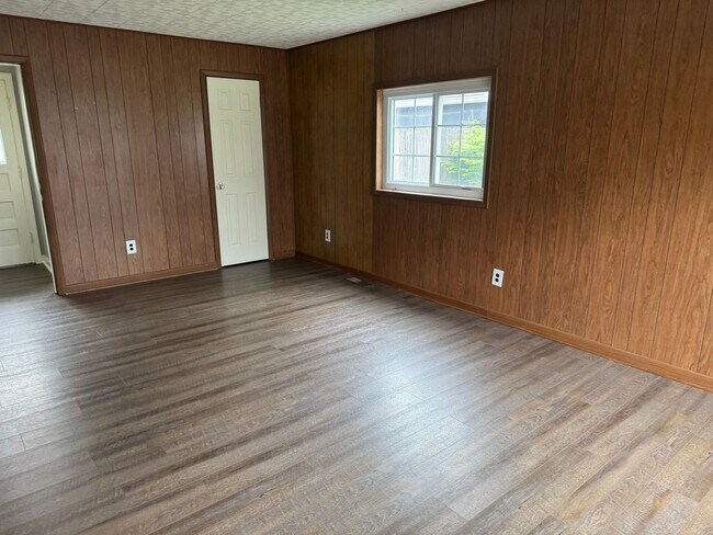 Building Photo - 3 Bedroom 1.5 bathroom Single Family Home, Upper Arlington Schools