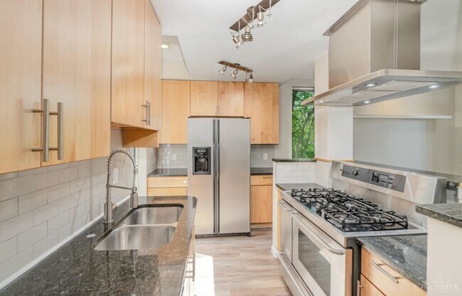 Building Photo - Foxhall Court